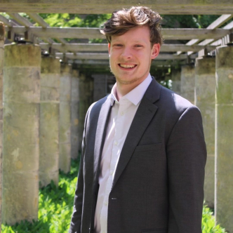 Foto van Maarten in de faculteitstuin